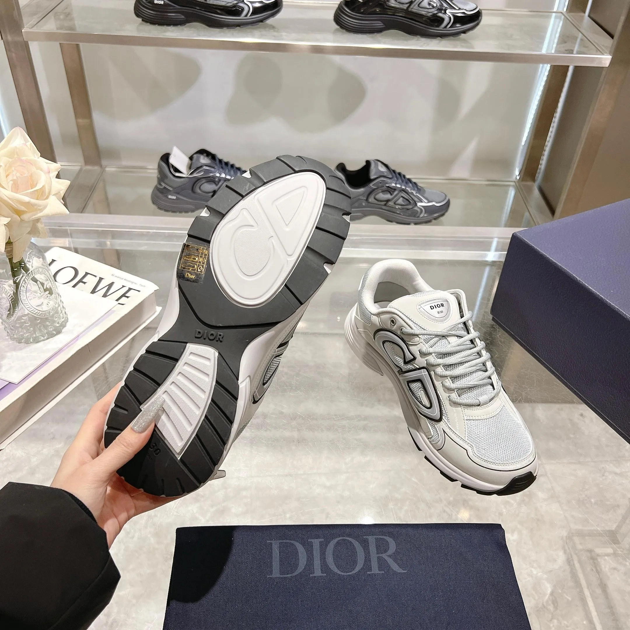 👟👟Ex-factory price 520👟👟 H612 high version B30 low-top sneakers are one of the flagship styles of this series. Crafted from mesh and technical fabrics, it's finished with a reflective 'CD30' graphic and 'DIOR B30' and 'CD30' logos on the heel and tongue. The extra-light, sculpted rubber sole adds style with signature accents, while internal stretch details create ideal comfort. Can be paired with a variety of casual looks to show a fashionable, modern and sporty style. ✅Size: 35-47 (45-46-47 customized, non-returnable and non-exchangeable) ✅Sole material: Original ultra-light IP sole ✅Packaging: Brand new counter packaging